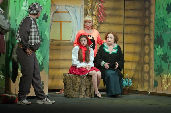 Meraklı küçük kırmızı başlıklı kız