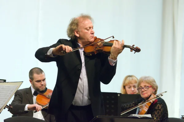 Michael Guttman y la Orquesta Sinfónica Dnipro . — Foto de Stock