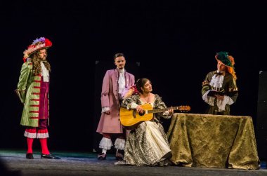 DNIPRO, UKRAINE - NOVEMBER 6, 2020: Moliere 'in Tartuffe Komedisi, Kamenskoye şehrinden Lesya Ukrayna Tiyatrosu üyeleri tarafından sahnelendi.