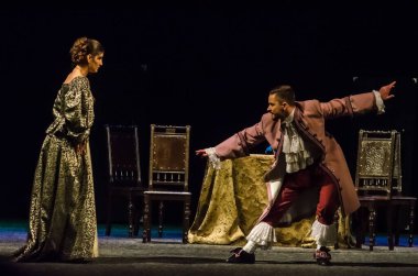 DNIPRO, UKRAINE - NOVEMBER 6, 2020: Moliere 'in Tartuffe Komedisi, Kamenskoye şehrinden Lesya Ukrayna Tiyatrosu üyeleri tarafından sahnelendi.