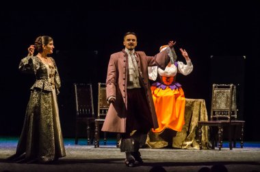 DNIPRO, UKRAINE - NOVEMBER 6, 2020: Moliere 'in Tartuffe Komedisi, Kamenskoye şehrinden Lesya Ukrayna Tiyatrosu üyeleri tarafından sahnelendi.