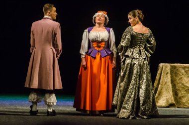 DNIPRO, UKRAINE - NOVEMBER 6, 2020: Moliere 'in Tartuffe Komedisi, Kamenskoye şehrinden Lesya Ukrayna Tiyatrosu üyeleri tarafından sahnelendi.