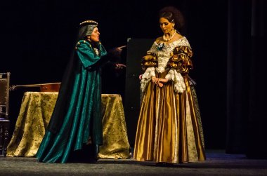 DNIPRO, UKRAINE - NOVEMBER 6, 2020: Moliere 'in Tartuffe Komedisi, Kamenskoye şehrinden Lesya Ukrayna Tiyatrosu üyeleri tarafından sahnelendi.