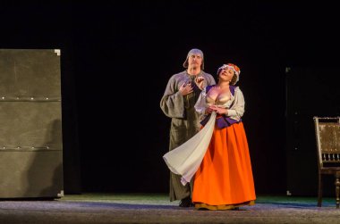 DNIPRO, UKRAINE - NOVEMBER 6, 2020: Moliere 'in Tartuffe Komedisi, Kamenskoye şehrinden Lesya Ukrayna Tiyatrosu üyeleri tarafından sahnelendi.
