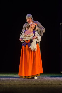 DNIPRO, UKRAINE - NOVEMBER 6, 2020: Moliere 'in Tartuffe Komedisi, Kamenskoye şehrinden Lesya Ukrayna Tiyatrosu üyeleri tarafından sahnelendi.