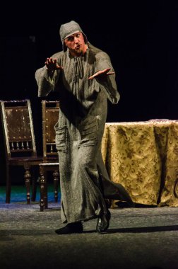 DNIPRO, UKRAINE - NOVEMBER 6, 2020: Moliere 'in Tartuffe Komedisi, Kamenskoye şehrinden Lesya Ukrayna Tiyatrosu üyeleri tarafından sahnelendi.