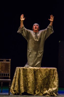 DNIPRO, UKRAINE - NOVEMBER 6, 2020: Moliere 'in Tartuffe Komedisi, Kamenskoye şehrinden Lesya Ukrayna Tiyatrosu üyeleri tarafından sahnelendi.