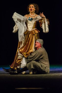 DNIPRO, UKRAINE - NOVEMBER 6, 2020: Moliere 'in Tartuffe Komedisi, Kamenskoye şehrinden Lesya Ukrayna Tiyatrosu üyeleri tarafından sahnelendi.