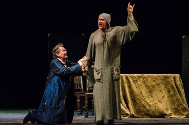 DNIPRO, UKRAINE - NOVEMBER 6, 2020: Moliere 'in Tartuffe Komedisi, Kamenskoye şehrinden Lesya Ukrayna Tiyatrosu üyeleri tarafından sahnelendi.