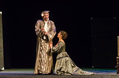 DNIPRO, UKRAINE - NOVEMBER 6, 2020: Moliere 'in Tartuffe Komedisi, Kamenskoye şehrinden Lesya Ukrayna Tiyatrosu üyeleri tarafından sahnelendi.