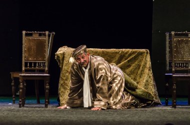 DNIPRO, UKRAINE - NOVEMBER 6, 2020: Moliere 'in Tartuffe Komedisi, Kamenskoye şehrinden Lesya Ukrayna Tiyatrosu üyeleri tarafından sahnelendi.