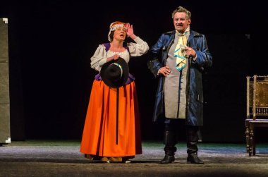 DNIPRO, UKRAINE - NOVEMBER 6, 2020: Moliere 'in Tartuffe Komedisi, Kamenskoye şehrinden Lesya Ukrayna Tiyatrosu üyeleri tarafından sahnelendi.