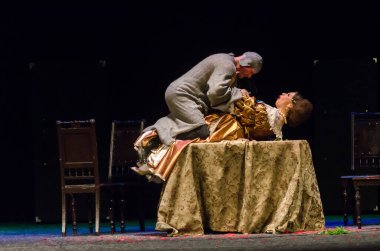 DNIPRO, UKRAINE - NOVEMBER 6, 2020: Moliere 'in Tartuffe Komedisi, Kamenskoye şehrinden Lesya Ukrayna Tiyatrosu üyeleri tarafından sahnelendi.