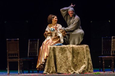 DNIPRO, UKRAINE - NOVEMBER 6, 2020: Moliere 'in Tartuffe Komedisi, Kamenskoye şehrinden Lesya Ukrayna Tiyatrosu üyeleri tarafından sahnelendi.