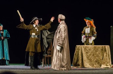 DNIPRO, UKRAINE - NOVEMBER 6, 2020: Moliere 'in Tartuffe Komedisi, Kamenskoye şehrinden Lesya Ukrayna Tiyatrosu üyeleri tarafından sahnelendi.