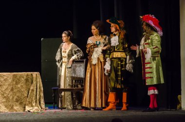 DNIPRO, UKRAINE - NOVEMBER 6, 2020: Moliere 'in Tartuffe Komedisi, Kamenskoye şehrinden Lesya Ukrayna Tiyatrosu üyeleri tarafından sahnelendi.