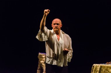 DNIPRO, UKRAINE - NOVEMBER 6, 2020: Moliere 'in Tartuffe Komedisi, Kamenskoye şehrinden Lesya Ukrayna Tiyatrosu üyeleri tarafından sahnelendi.