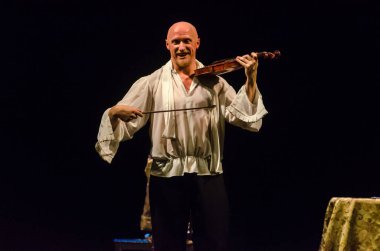 DNIPRO, UKRAINE - NOVEMBER 6, 2020: Moliere 'in Tartuffe Komedisi, Kamenskoye şehrinden Lesya Ukrayna Tiyatrosu üyeleri tarafından sahnelendi.