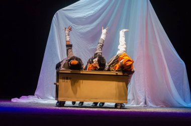 DNIPRO, UKRAINE - NOVEMBER 7, 2020: Dnipro State Drama ve Komedi Tiyatrosu üyeleri tarafından seslendirilen Ulrich Hub saat 8 'de gemide.