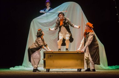 DNIPRO, UKRAINE - NOVEMBER 7, 2020: Dnipro State Drama ve Komedi Tiyatrosu üyeleri tarafından seslendirilen Ulrich Hub saat 8 'de gemide.