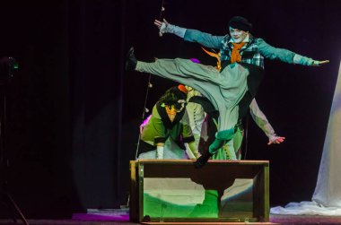 DNIPRO, UKRAINE - NOVEMBER 7, 2020: Dnipro State Drama ve Komedi Tiyatrosu üyeleri tarafından seslendirilen Ulrich Hub saat 8 'de gemide.