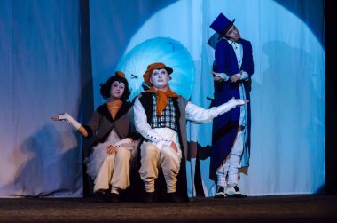 DNIPRO, UKRAINE - NOVEMBER 7, 2020: Dnipro State Drama ve Komedi Tiyatrosu üyeleri tarafından seslendirilen Ulrich Hub saat 8 'de gemide.