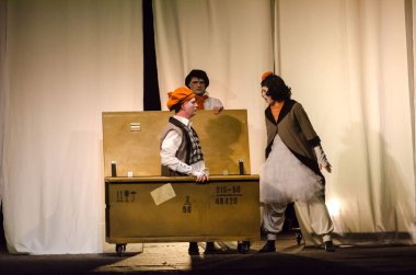 DNIPRO, UKRAINE - NOVEMBER 7, 2020: Dnipro State Drama ve Komedi Tiyatrosu üyeleri tarafından seslendirilen Ulrich Hub saat 8 'de gemide.