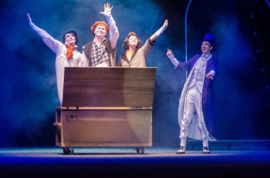 DNIPRO, UKRAINE - NOVEMBER 7, 2020: Dnipro State Drama ve Komedi Tiyatrosu üyeleri tarafından seslendirilen Ulrich Hub saat 8 'de gemide.