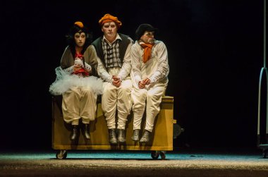 DNIPRO, UKRAINE - NOVEMBER 7, 2020: Dnipro State Drama ve Komedi Tiyatrosu üyeleri tarafından seslendirilen Ulrich Hub saat 8 'de gemide.