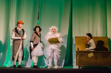 DNIPRO, UKRAINE - NOVEMBER 7, 2020: Dnipro State Drama ve Komedi Tiyatrosu üyeleri tarafından seslendirilen Ulrich Hub saat 8 'de gemide.