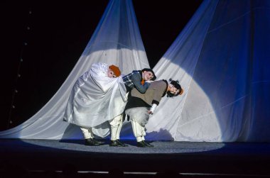 DNIPRO, UKRAINE - NOVEMBER 7, 2020: Dnipro State Drama ve Komedi Tiyatrosu üyeleri tarafından seslendirilen Ulrich Hub saat 8 'de gemide.