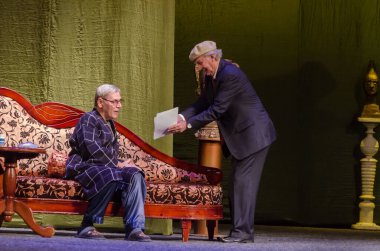 DNIPRO, UKRAINE - NOVEMBER 20, 2020: Francis Paul Veber 'in bir pisliğiyle akşam yemeği Dnipro State Drama ve Komedi Tiyatrosu üyeleri tarafından sahnelendi.