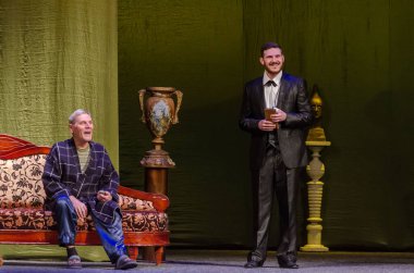 DNIPRO, UKRAINE - NOVEMBER 20, 2020: Francis Paul Veber 'in bir pisliğiyle akşam yemeği Dnipro State Drama ve Komedi Tiyatrosu üyeleri tarafından sahnelendi.