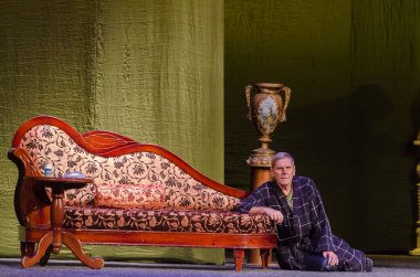 DNIPRO, UKRAINE - NOVEMBER 20, 2020: Francis Paul Veber 'in bir pisliğiyle akşam yemeği Dnipro State Drama ve Komedi Tiyatrosu üyeleri tarafından sahnelendi.