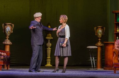 DNIPRO, UKRAINE - NOVEMBER 20, 2020: Francis Paul Veber 'in bir pisliğiyle akşam yemeği Dnipro State Drama ve Komedi Tiyatrosu üyeleri tarafından sahnelendi.