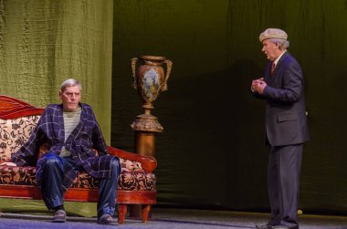 DNIPRO, UKRAINE - NOVEMBER 20, 2020: Francis Paul Veber 'in bir pisliğiyle akşam yemeği Dnipro State Drama ve Komedi Tiyatrosu üyeleri tarafından sahnelendi.