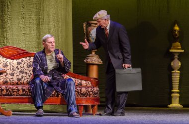 DNIPRO, UKRAINE - NOVEMBER 20, 2020: Francis Paul Veber 'in bir pisliğiyle akşam yemeği Dnipro State Drama ve Komedi Tiyatrosu üyeleri tarafından sahnelendi.