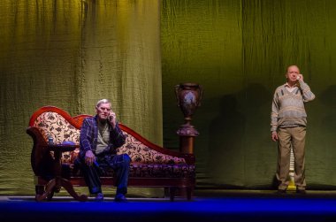 DNIPRO, UKRAINE - NOVEMBER 20, 2020: Francis Paul Veber 'in bir pisliğiyle akşam yemeği Dnipro State Drama ve Komedi Tiyatrosu üyeleri tarafından sahnelendi.