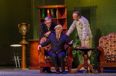 DNIPRO, UKRAINE - NOVEMBER 20, 2020: Francis Paul Veber 'in bir pisliğiyle akşam yemeği Dnipro State Drama ve Komedi Tiyatrosu üyeleri tarafından sahnelendi.