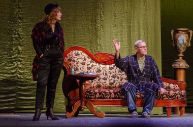 DNIPRO, UKRAINE - NOVEMBER 20, 2020: Francis Paul Veber 'in bir pisliğiyle akşam yemeği Dnipro State Drama ve Komedi Tiyatrosu üyeleri tarafından sahnelendi.