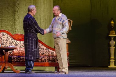 DNIPRO, UKRAINE - NOVEMBER 20, 2020: Francis Paul Veber 'in bir pisliğiyle akşam yemeği Dnipro State Drama ve Komedi Tiyatrosu üyeleri tarafından sahnelendi.