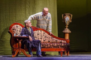 DNIPRO, UKRAINE - NOVEMBER 20, 2020: Francis Paul Veber 'in bir pisliğiyle akşam yemeği Dnipro State Drama ve Komedi Tiyatrosu üyeleri tarafından sahnelendi.