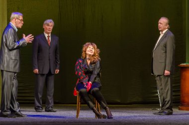 DNIPRO, UKRAINE - NOVEMBER 20, 2020: Francis Paul Veber 'in bir pisliğiyle akşam yemeği Dnipro State Drama ve Komedi Tiyatrosu üyeleri tarafından sahnelendi.