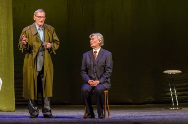 DNIPRO, UKRAINE - NOVEMBER 20, 2020: Francis Paul Veber 'in bir pisliğiyle akşam yemeği Dnipro State Drama ve Komedi Tiyatrosu üyeleri tarafından sahnelendi.