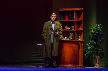DNIPRO, UKRAINE - NOVEMBER 20, 2020: Francis Paul Veber 'in bir pisliğiyle akşam yemeği Dnipro State Drama ve Komedi Tiyatrosu üyeleri tarafından sahnelendi.