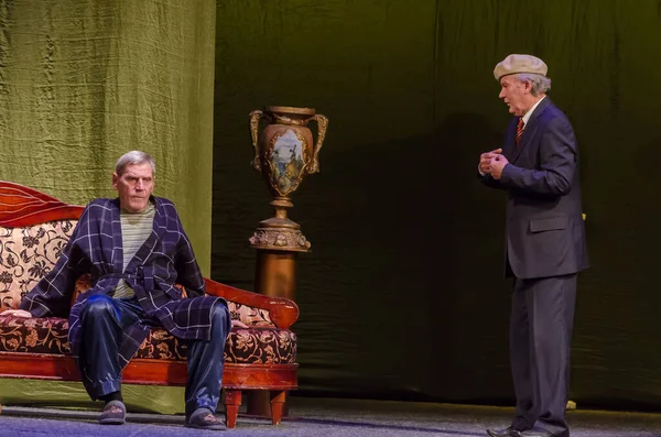 DNIPRO, UKRAINE - NOVEMBER 20, 2020: Francis Paul Veber 'in bir pisliğiyle akşam yemeği Dnipro State Drama ve Komedi Tiyatrosu üyeleri tarafından sahnelendi.