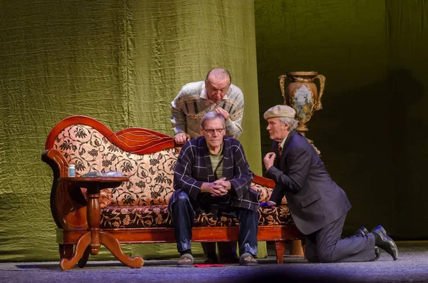 DNIPRO, UKRAINE - NOVEMBER 20, 2020: Francis Paul Veber 'in bir pisliğiyle akşam yemeği Dnipro State Drama ve Komedi Tiyatrosu üyeleri tarafından sahnelendi.