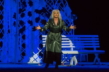 DNIPRO, UKRAINE - 23, 2020: Ilona Solyanik, Dnipro Devlet Tiyatrosu ve Komedi Tiyatrosu 'nda tuhaf bir tanıdığı için gösteri yapıyor.