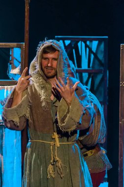 DNIPRO, UKRAINE - NOVEMBER 25, 2020: Dnipro State Drama ve Komedi Tiyatrosu üyeleri tarafından sahnelenen Ortaçağ Fransız komedileri.