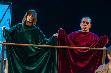 DNIPRO, UKRAINE - NOVEMBER 25, 2020: Dnipro State Drama ve Komedi Tiyatrosu üyeleri tarafından sahnelenen Ortaçağ Fransız komedileri.